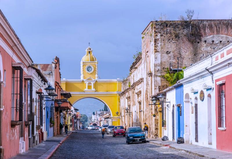 Žltá brána a farebné koloniálne domy v meste Antigua. Guatemala.