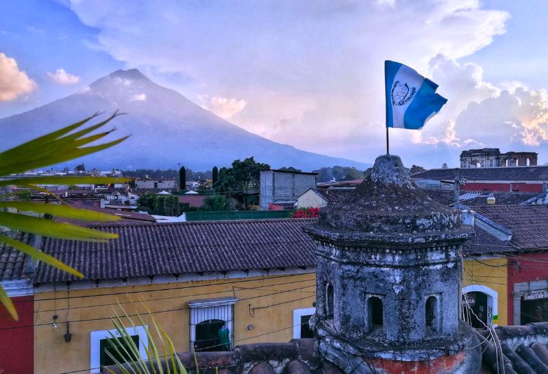 Sopka Agua a mesto Antigua.