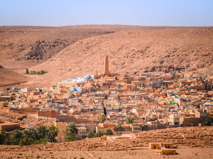 Mesto Ghardaia s domamai pastelovej farby. Alžírsko.