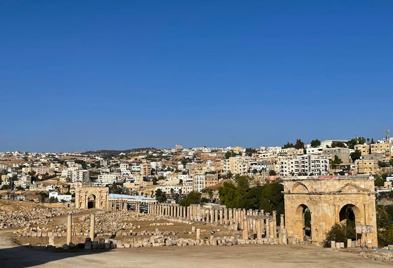 Mesto Jerash - historické a moderné.