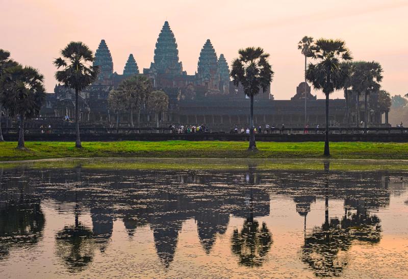 Celkový pohľad na chrám Prambanan a vodný odraz.