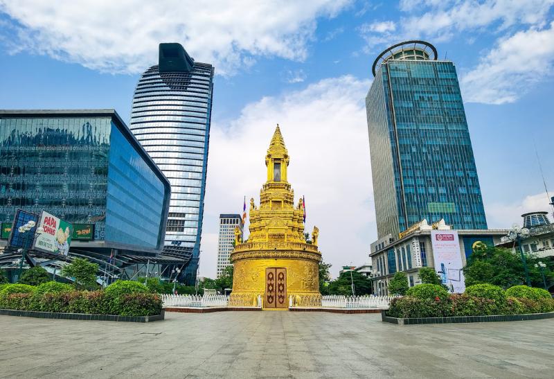 Moderné a tradičné v Phnom Penh. Kambodža.