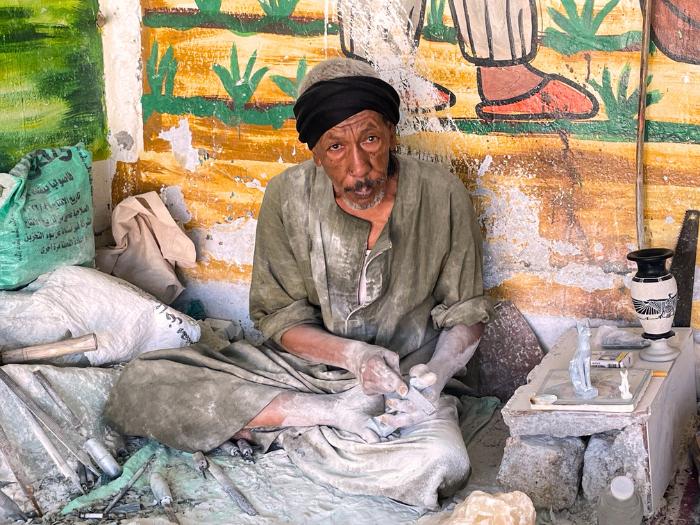 Egyptský majster pracuje na výrobe alabastrových sošiek. Egypt.