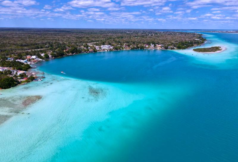 Lagúna Bacalar a pevnina. Mexiko.