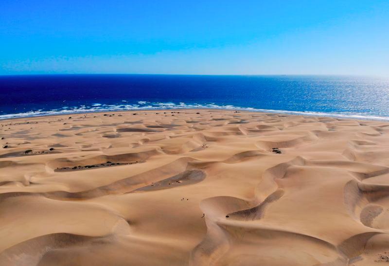 Piesočné duny Maspalomas a moderý oceán.