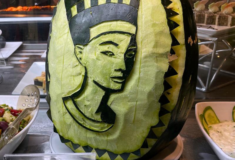 Červený melón s Nefertiti.