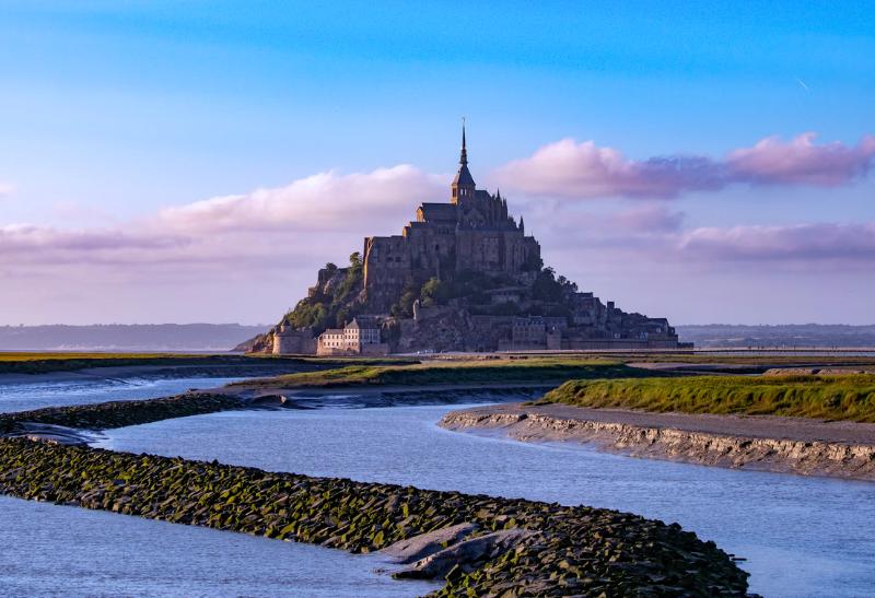 Kopec, more a kláštor Mont Saint Michel.