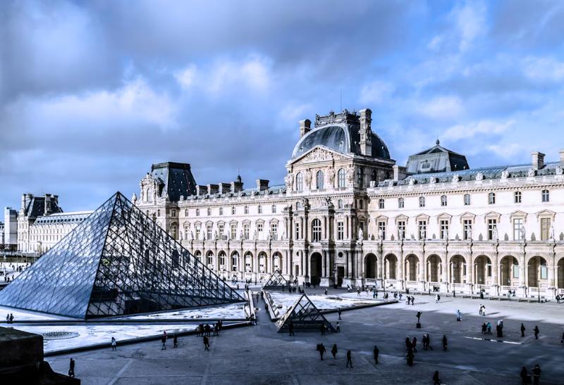 Známy Louvre v Paríži. Francúzsko.