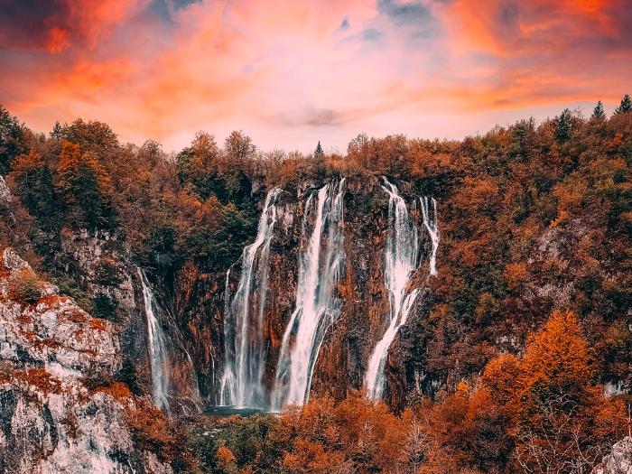 Plitvické jazerá - vodopád a stromy počas jesene. Chorvátsko