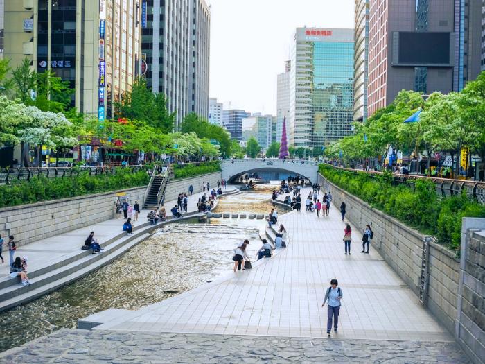 Potok Cheonggyecheon a chodci. Soul.