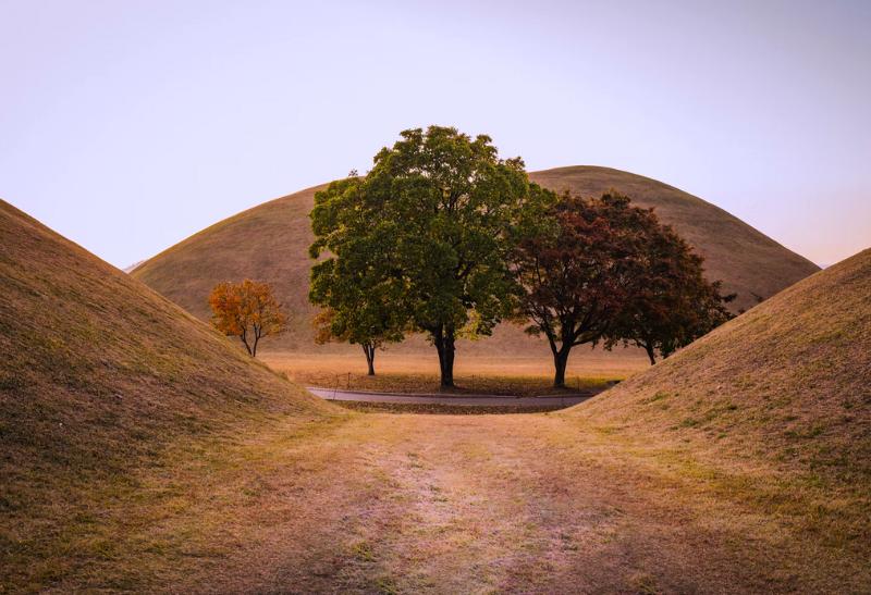 Pohrebné mohyly v Gyeongju. Južná Kórea.