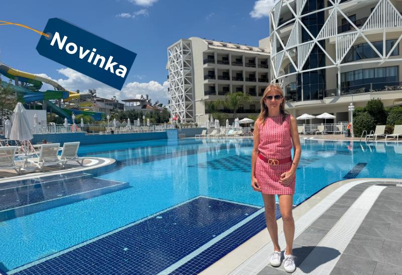Norika Fedorová pri bazéne hotela Seashell Vega. Turecko