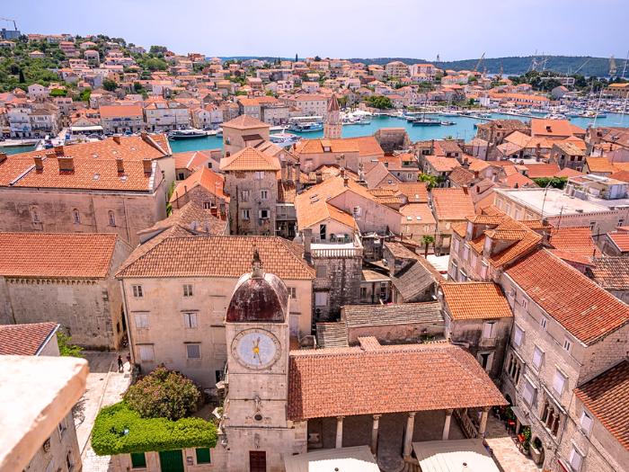 Mesto Trogir, prístavná promenáda a prístav. Chorvátsko.