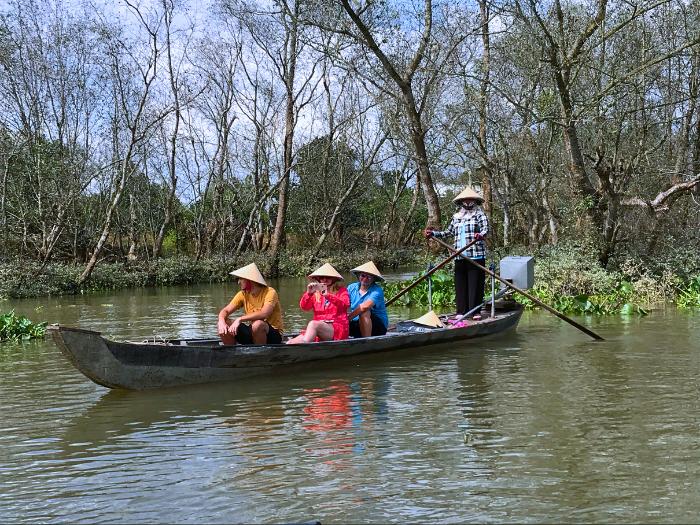 Ľudia na člne na rieke Mekong