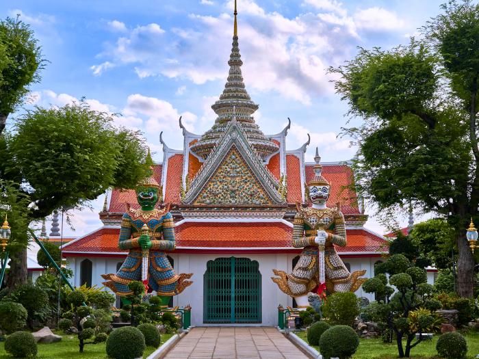 Bohato zdobený budhistický chrám Wat Arun v BangkokuThajsko.