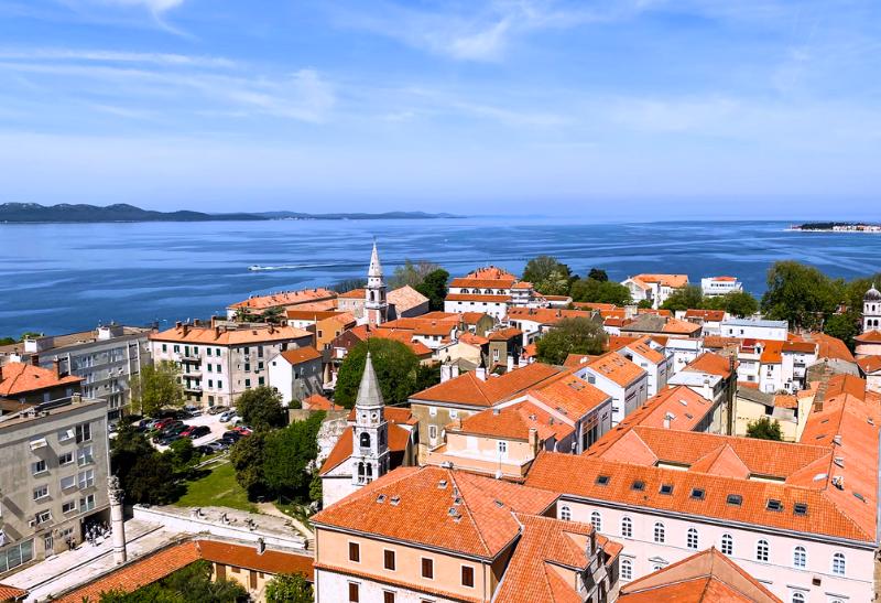 Staré mesto v Zadare s ulicami a domami s červenými strechami. Chorvátsko