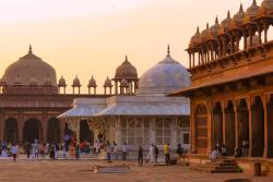 Exteriér s historickými stavbami vo Fatehpur Síkrí, India
