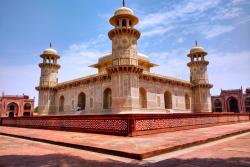Historická stavba - hrobka. Agra, India