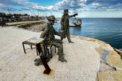 Dve sochy mužov na nábreží v Olhao. Portugalsko. Foto: unsplash.com