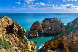 Skalné útvary a tyrkysový oceán. Portugalsko. Foto: unsplash.com
