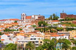 Hradby, kostol a historické budovy v Silves. Portugalsko.